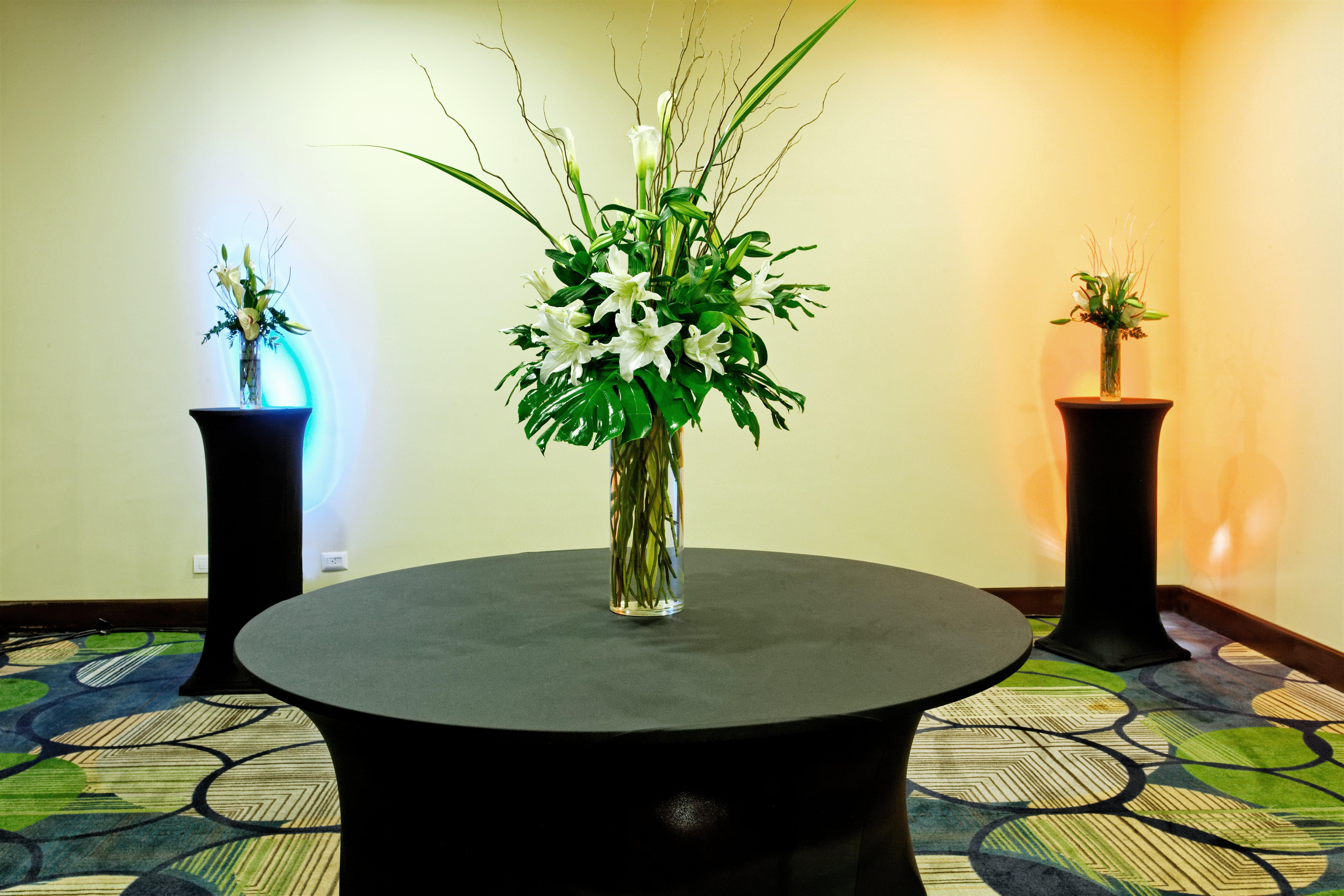 Holiday Inn Santo Domingo By Ihg Eksteriør bilde A cocktail table with a flower arrangement