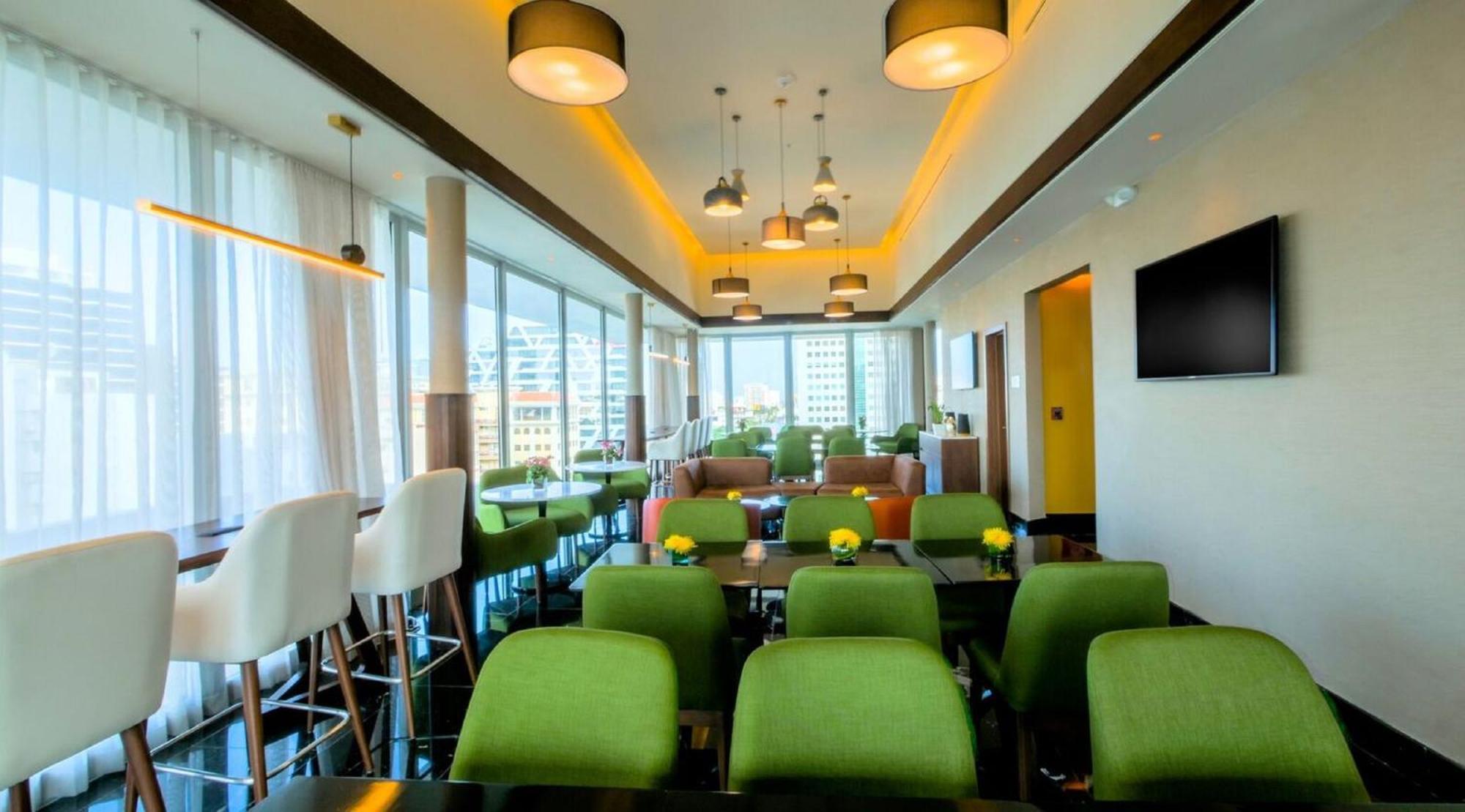 Holiday Inn Santo Domingo By Ihg Eksteriør bilde The lounge at the airport