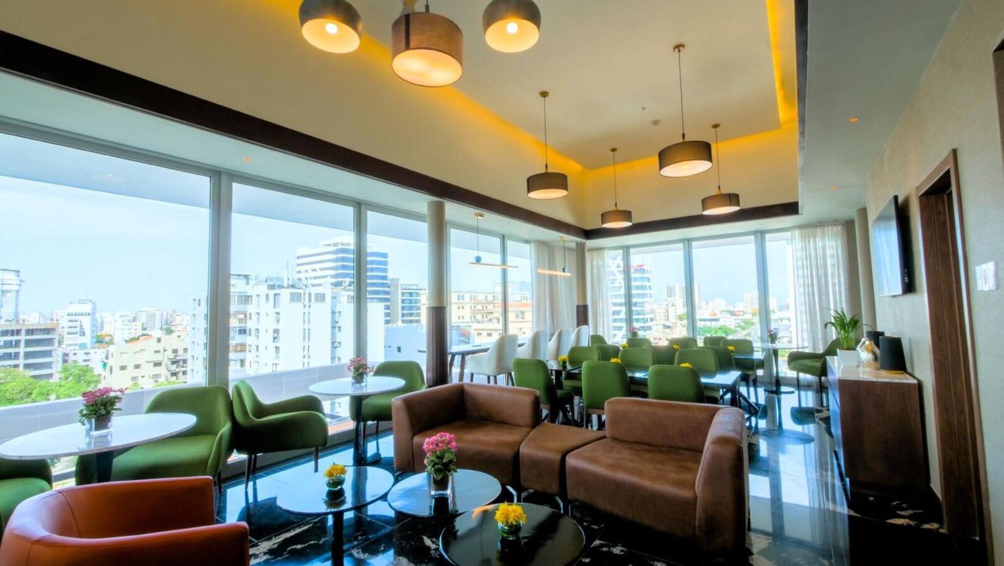 Holiday Inn Santo Domingo By Ihg Eksteriør bilde The lounge at the airport