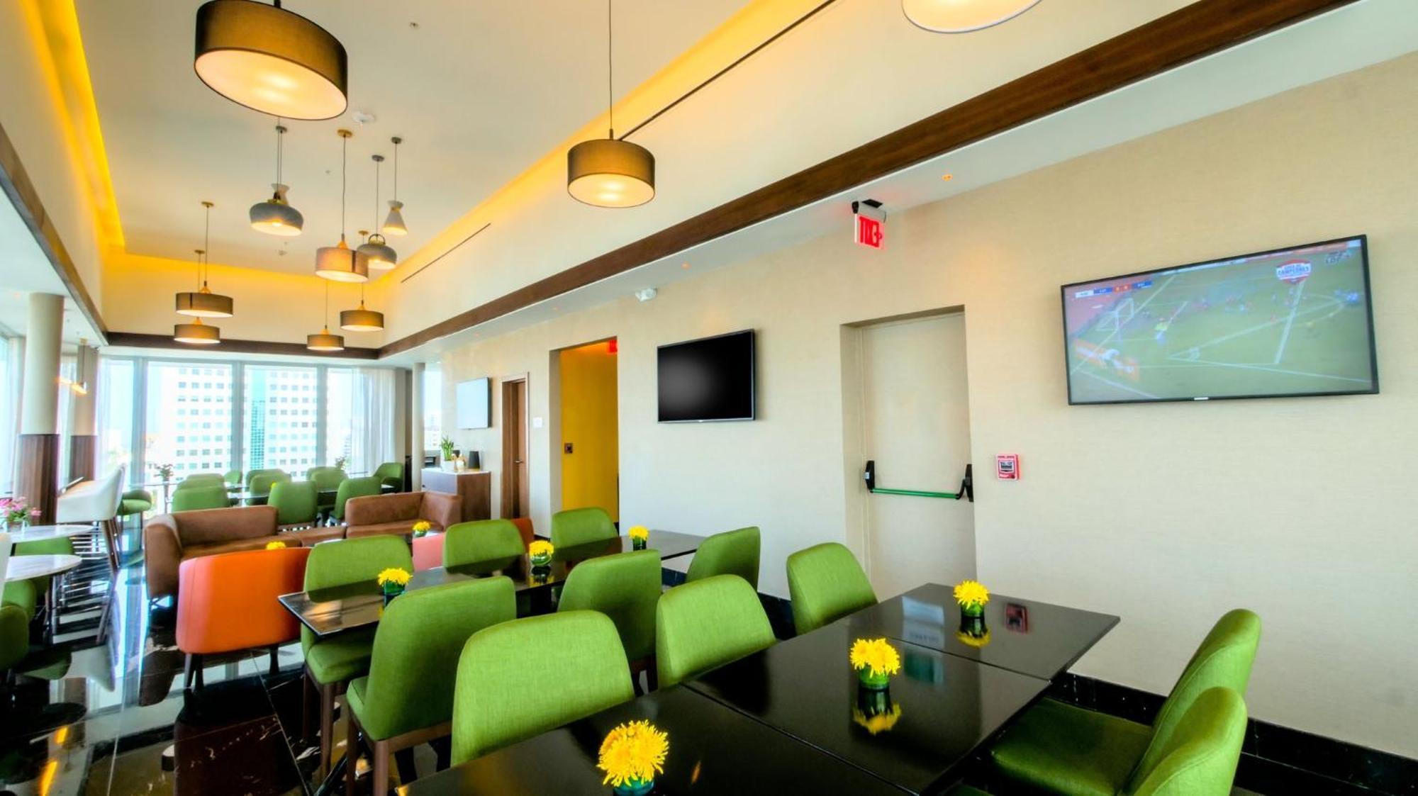 Holiday Inn Santo Domingo By Ihg Eksteriør bilde The lounge at the airport