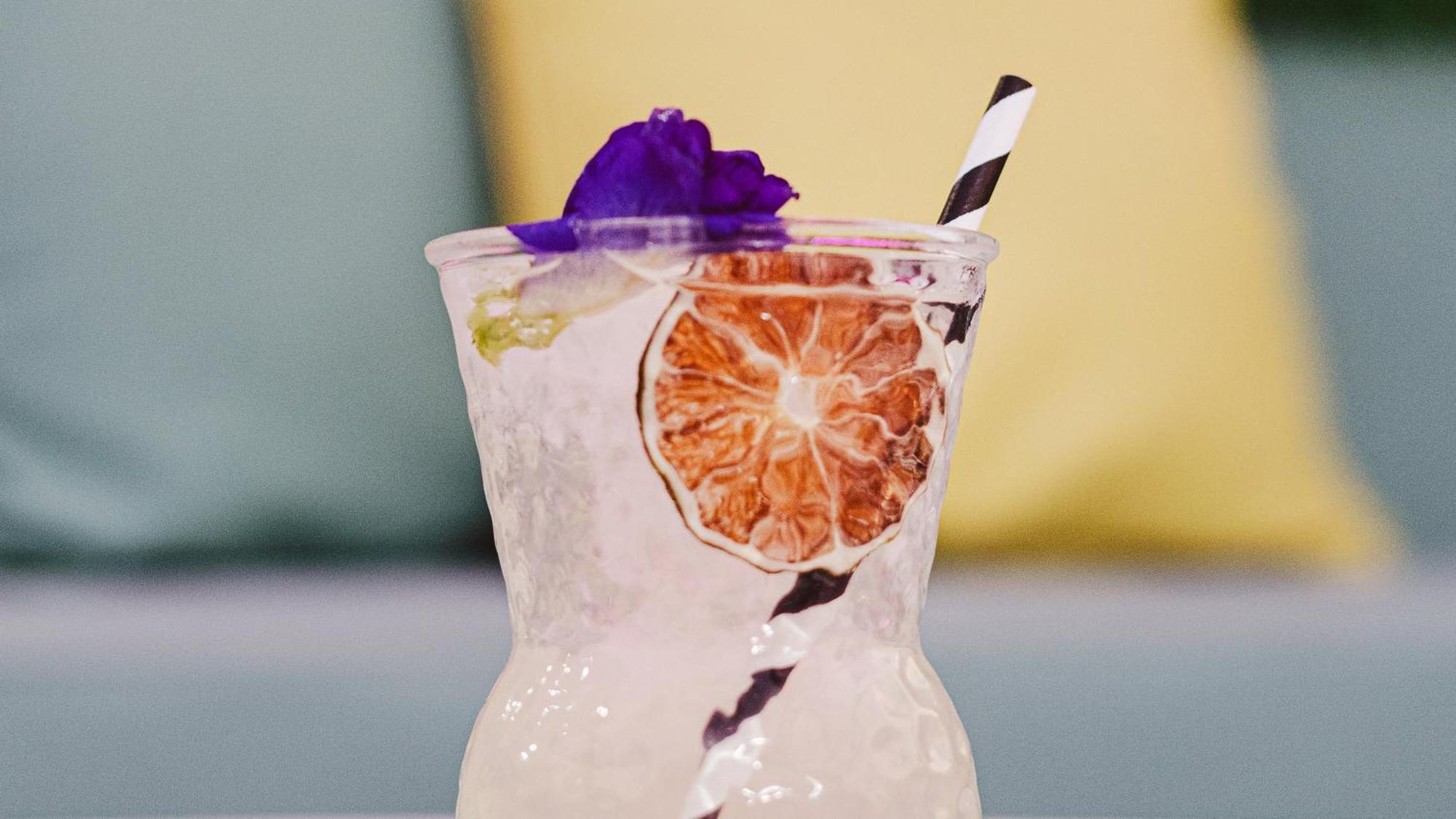 Holiday Inn Santo Domingo By Ihg Eksteriør bilde A cocktail with a paper straw