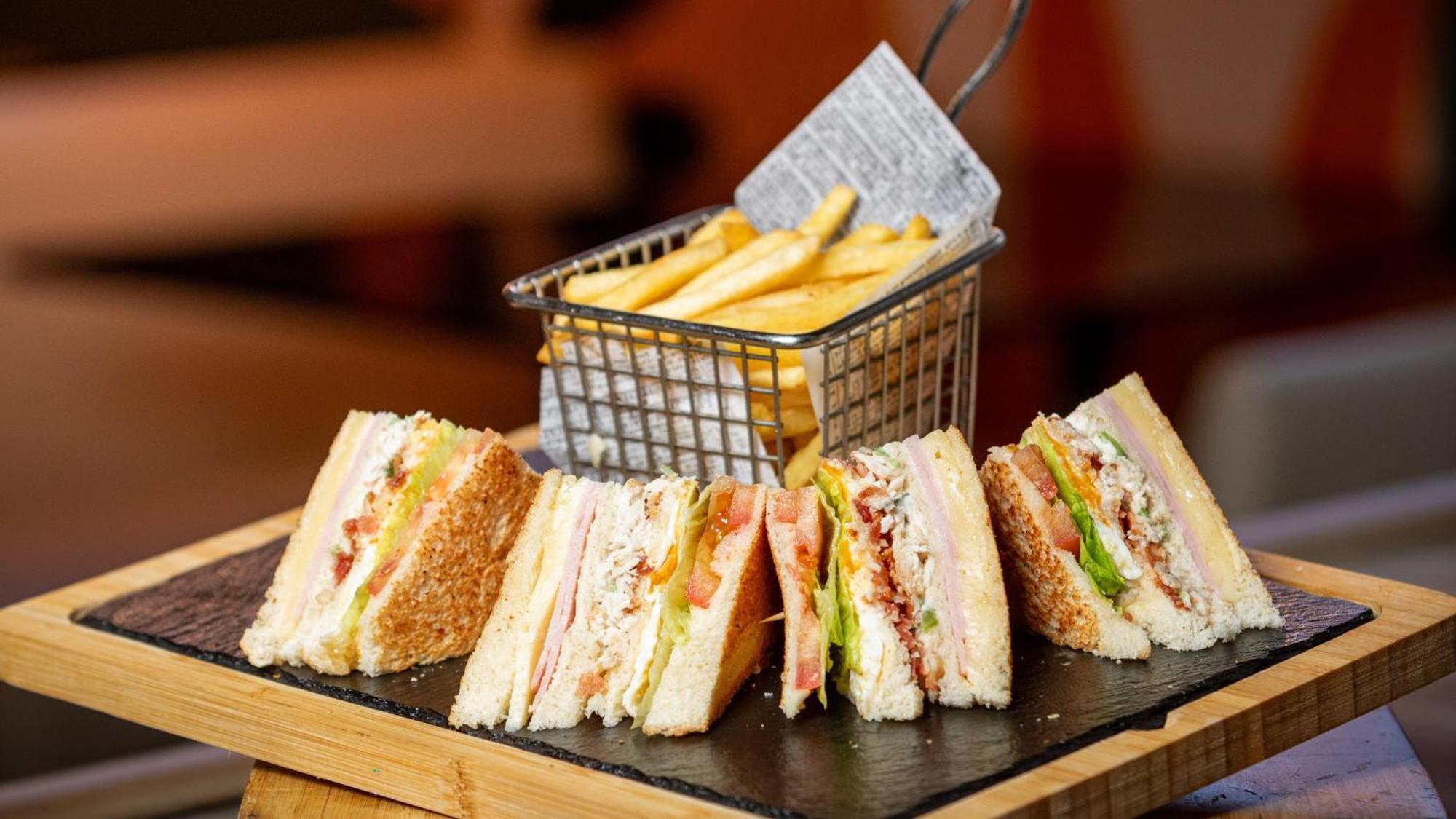 Holiday Inn Santo Domingo By Ihg Eksteriør bilde A club sandwich with chips