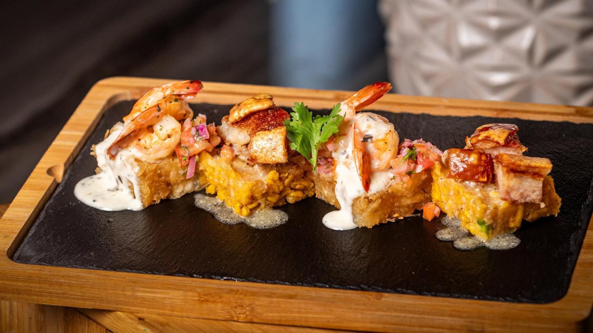 Holiday Inn Santo Domingo By Ihg Eksteriør bilde Shrimp and cornmeal fritter
