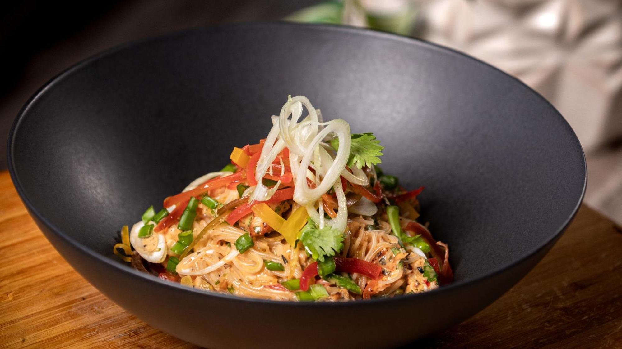 Holiday Inn Santo Domingo By Ihg Eksteriør bilde A bowl of Thai peanut chicken salad
